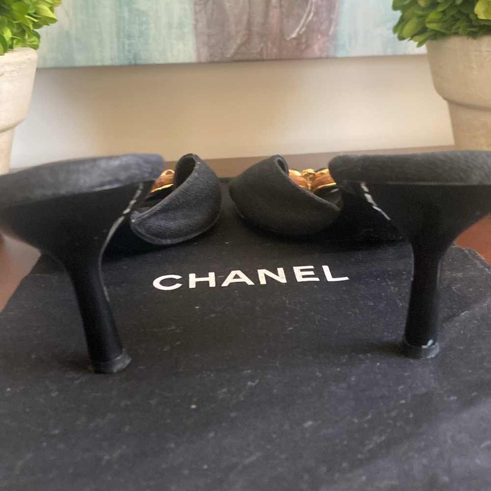 CHANEL 🖤BLACK🖤 LINEN HEELED SANDALS GOLD/WOOD FLORAL ACCENT SIZE 39.5 🌟GUC🌟 - Picture 11 of 17
